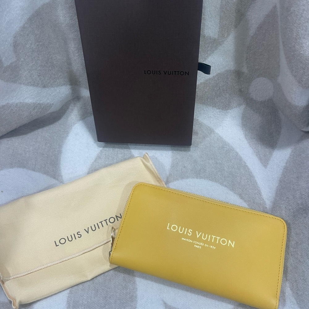 Louis Vuitton M58042 Flight Panama
Zippy Wallet Yellow